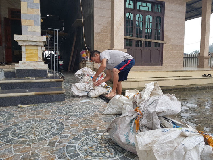 Vùng ven biển đã có gió to, người dân cấp tập chống bão - 20