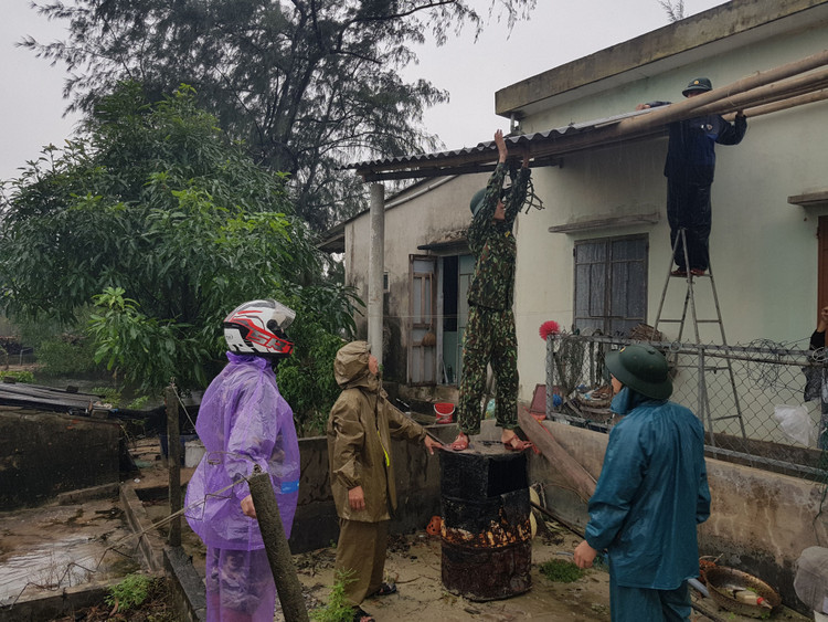 Vùng ven biển đã có gió to, người dân cấp tập chống bão - 18