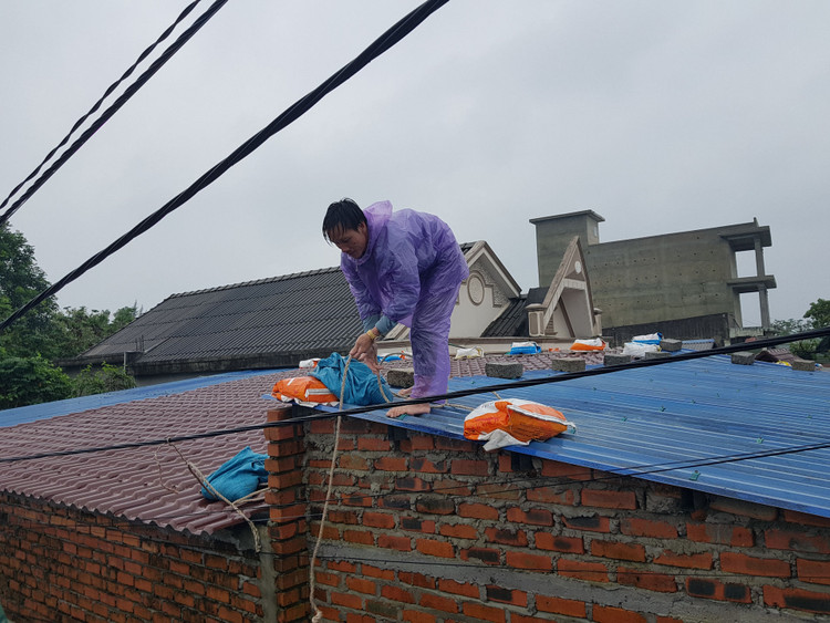 Vùng ven biển đã có gió to, người dân cấp tập chống bão - 21