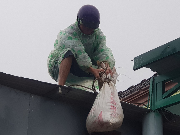 Vùng ven biển đã có gió to, người dân cấp tập chống bão - 17