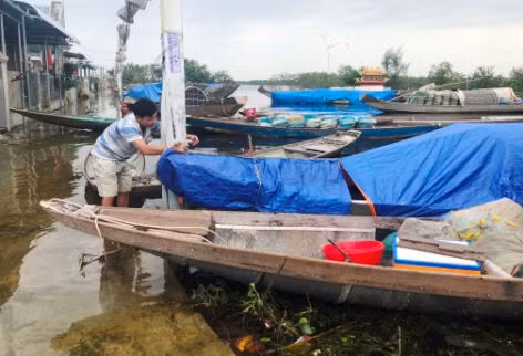 Vùng ven biển đã có gió to, người dân cấp tập chống bão - 3