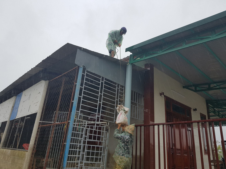 Vùng ven biển đã có gió to, người dân cấp tập chống bão - 22