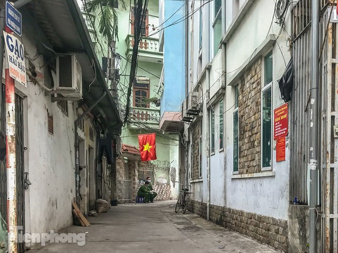 Cách ly ngõ nhỏ nhà nữ tiếp viên hàng không dương tính với Covid-19 - ảnh 4