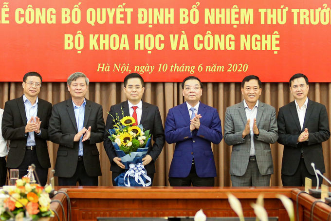 Lãnh đạo Bộ Khoa học và Công nghệ chúc mừng tân Thứ trưởng Nguyễn Hoàng Giang.