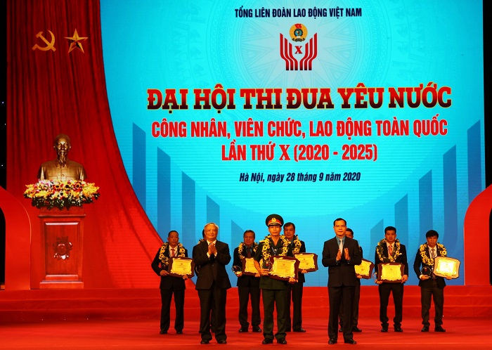 Phó chủ tịch Quốc hội Uông Chu Lưu và Chủ tịch Tổng LĐLĐ Việt Nam Nguyễn Đình Khang tuyên dương các điển hình tiêu biểu.