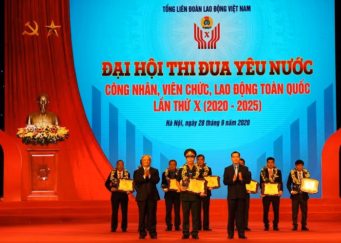 Phó chủ tịch Quốc hội Uông Chu Lưu và Chủ tịch Tổng LĐLĐ Việt Nam Nguyễn Đình Khang tuyên dương các điển hình tiêu biểu.