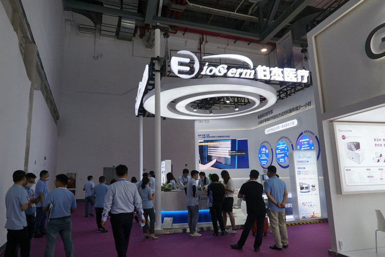 phong su AP ve Vu Han anh 3