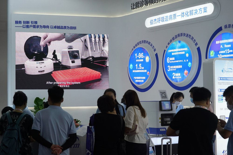 Gian hàng của Công ty sản xuất bộ xét nghiệm BioGerm, Thượng Hải ở một hội chợ thương mại ở Nam Xương, Giang Tây, miền đông Trung Quốc vào ngày 21/8. Ảnh: AP.