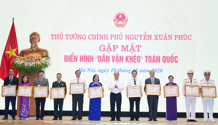 Thủ tướng Nguyễn Xuân Phúc trao Bằng khen cho các tập thể, cá nhân xuất sắc trong công tác dân vận. - Ảnh: VGP/Quang Hiếu
