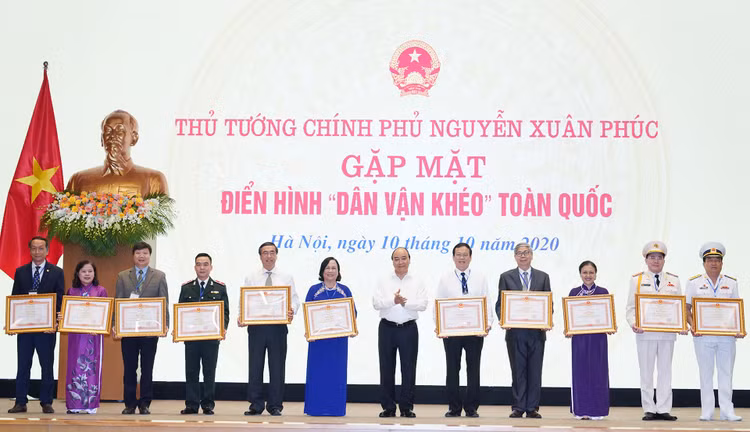 Thủ tướng Nguyễn Xuân Phúc trao Bằng khen cho các tập thể, cá nhân xuất sắc trong công tác dân vận. - Ảnh: VGP/Quang Hiếu