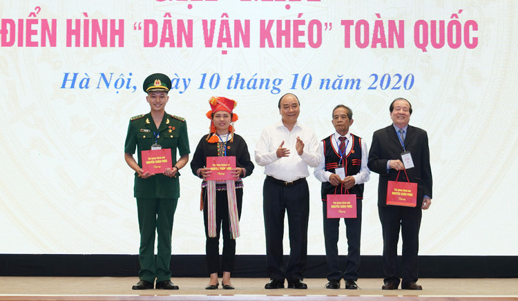 Thủ tướng Nguyễn Xuân Phúc tặng quà cho các đại biểu. - Ảnh: VGP/Quang Hiếu