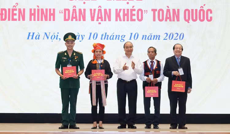 Thủ tướng Nguyễn Xuân Phúc tặng quà cho các đại biểu. - Ảnh: VGP/Quang Hiếu