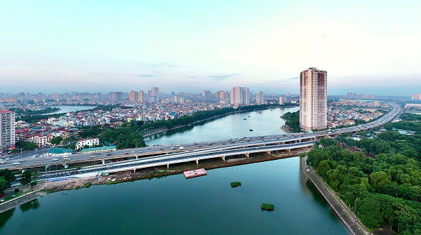 Cầu vượt hồ Linh Đàm và lối lên đường trên cao vành đai 3,4. Ảnh: Tuấn Trần