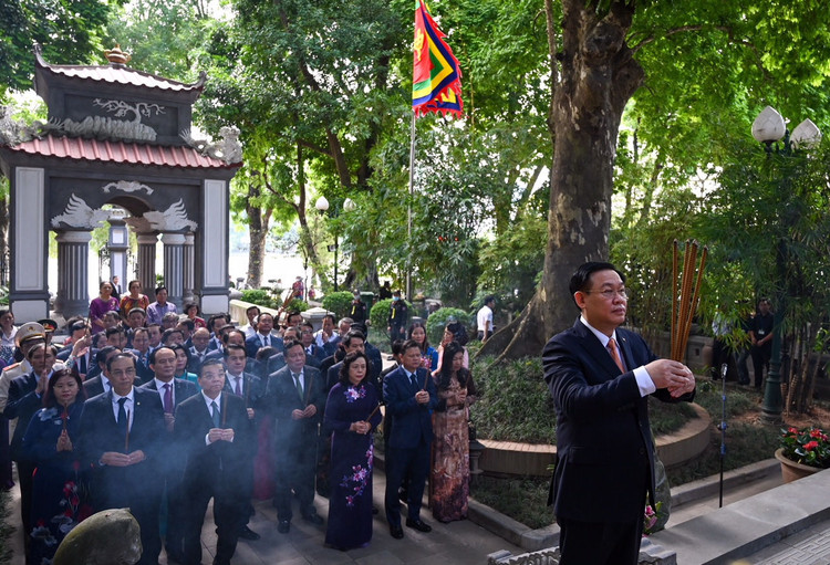 Lãnh đạo TP. Hà Nội dâng hương tại Tượng đài Vua Lê Thái Tổ. Ảnh: Thùy Linh