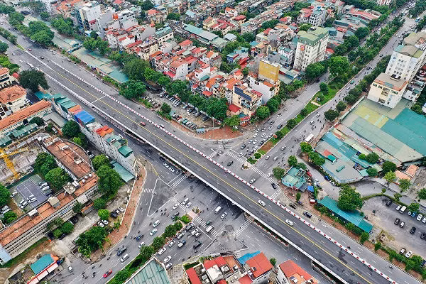 Cầu vượt nút giao Nguyễn Văn Huyên - Hoàng Quốc Việt. Ảnh: Tuấn Trần