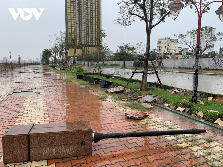 Cập nhật: Bão số 13 cuốn bay mái trường học, "nhổ" bật gốc cây, cuốn trôi nhà dân ảnh 38