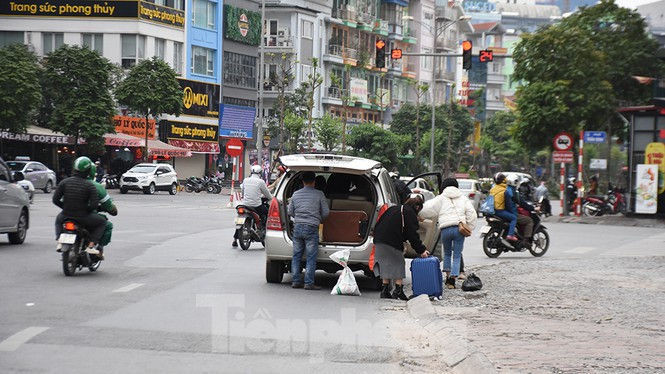 Người dân ùn ùn quay lại Thủ đô sau một tuần nghỉ Tết - ảnh 8
