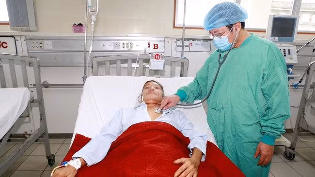 Một bệnh nhân nhiễm bệnh Whitmore được các bác sĩ chăm sóc. Ảnh: T.H.