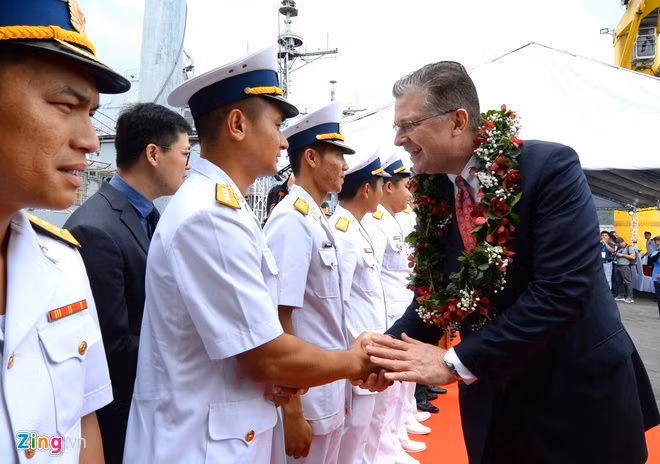 Tau ho ve cap cang Tien Sa, Da Nang don si quan tau san bay My hinh anh 4 tau_san_bay_my_14_zing.jpg