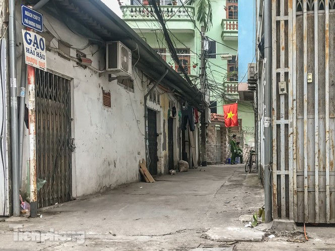 Cách ly ngõ nhỏ nhà nữ tiếp viên hàng không dương tính với Covid-19 - ảnh 1