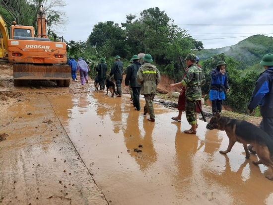 Những hình ảnh đầu tiên tại hiện trường vụ sạt lở đất vùi lấp 20 cán bộ, chiến sĩ ở Quảng Trị ảnh 4