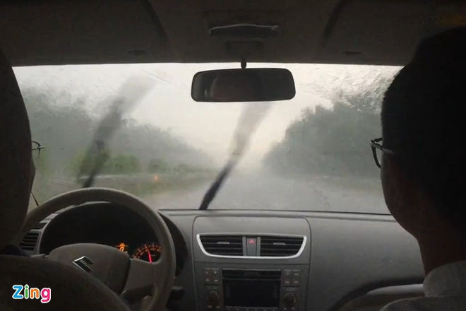 Nhung luu y de khi lai xe an toan khi troi mua hinh anh 4 Lai_xe_troi_mua_1_zing.jpg