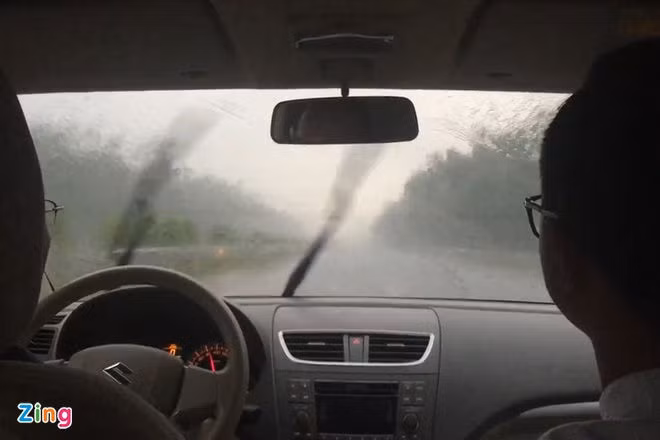 Nhung luu y de khi lai xe an toan khi troi mua hinh anh 4 Lai_xe_troi_mua_1_zing.jpg