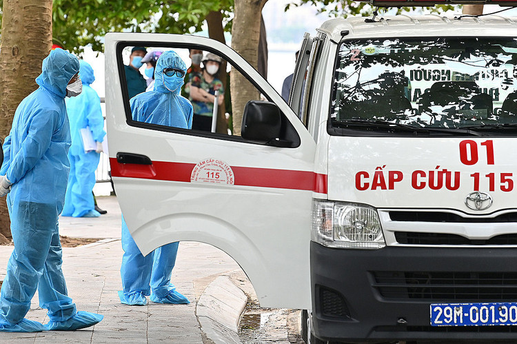 Đưa người bệnh nCoV đi cách ly ở Hà Nội. Ảnh: Giang Huy.