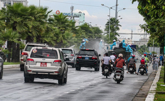 Xem lính hoá học phun khử khuẩn từng góc phố, cành cây, ngọn cỏ ở Sơn Trà - ảnh 17