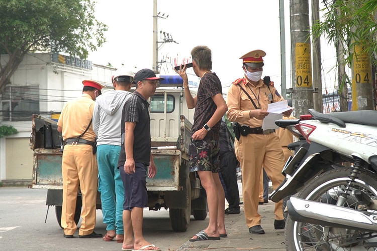 Hà Nội: Quái xế lao thẳng xe vào CSGT rồi nẹt ga bỏ chạy - 8