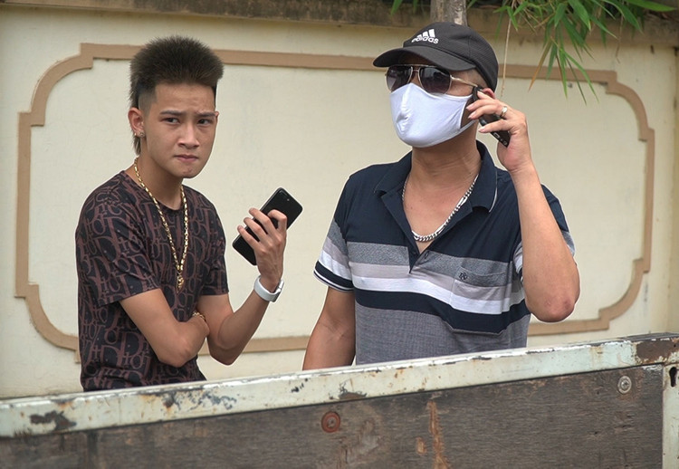 Hà Nội: Quái xế lao thẳng xe vào CSGT rồi nẹt ga bỏ chạy - 2