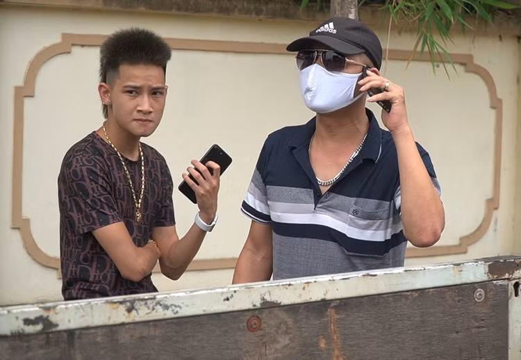 Hà Nội: Quái xế lao thẳng xe vào CSGT rồi nẹt ga bỏ chạy - 2