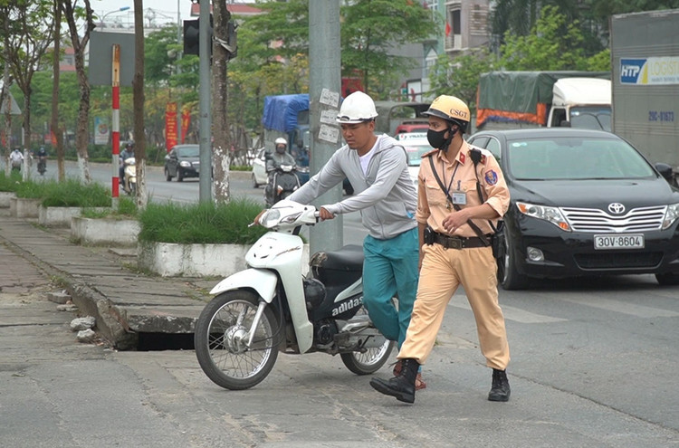 Hà Nội: Quái xế lao thẳng xe vào CSGT rồi nẹt ga bỏ chạy - 4