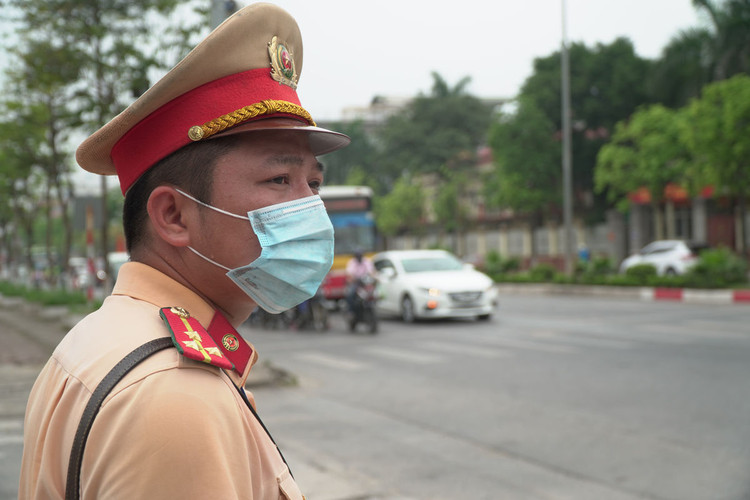 Hà Nội: Quái xế lao thẳng xe vào CSGT rồi nẹt ga bỏ chạy - 7