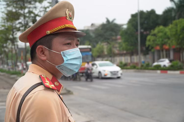 Hà Nội: Quái xế lao thẳng xe vào CSGT rồi nẹt ga bỏ chạy - 7