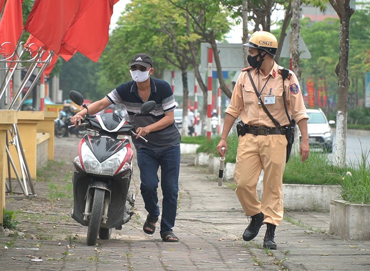 Hà Nội: Quái xế lao thẳng xe vào CSGT rồi nẹt ga bỏ chạy - 1