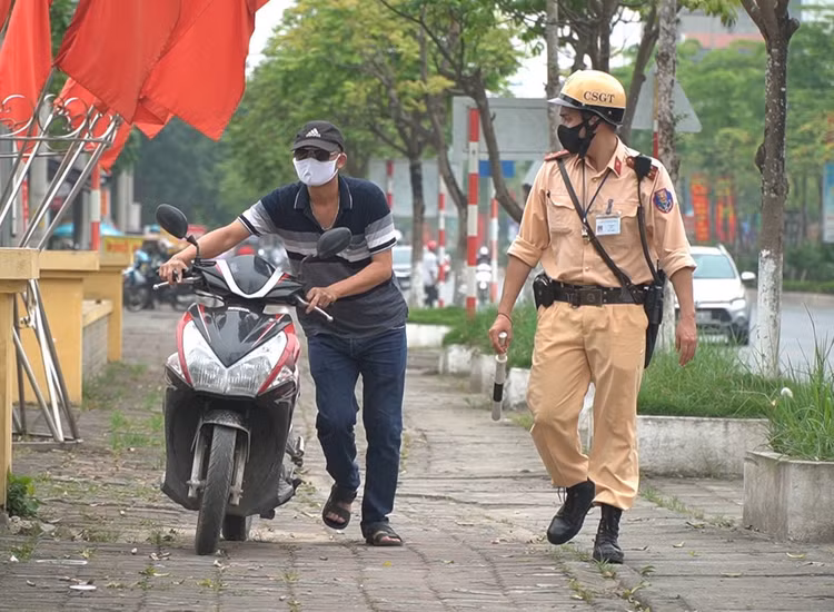 Hà Nội: Quái xế lao thẳng xe vào CSGT rồi nẹt ga bỏ chạy - 1