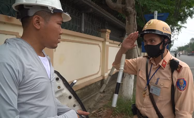 Hà Nội: Quái xế lao thẳng xe vào CSGT rồi nẹt ga bỏ chạy - 5