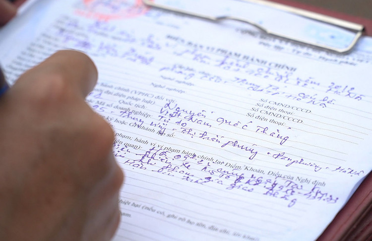 Hà Nội: Quái xế lao thẳng xe vào CSGT rồi nẹt ga bỏ chạy - 3