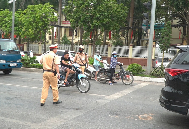 Hà Nội: Quái xế lao thẳng xe vào CSGT rồi nẹt ga bỏ chạy - 6