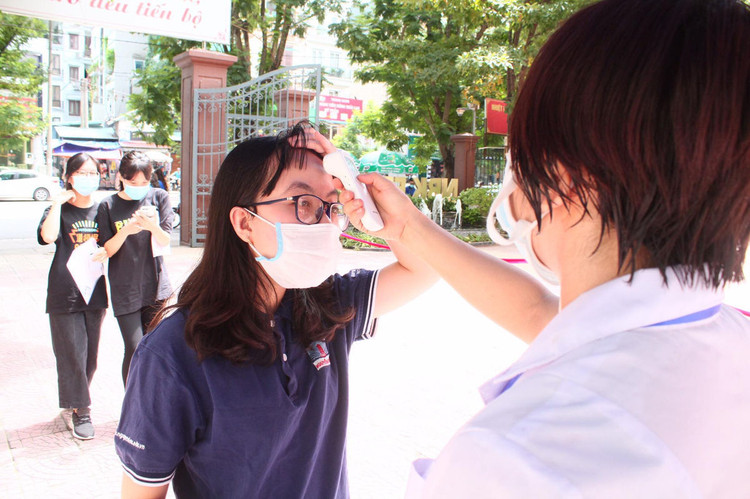 Nghiêm ngặt kiểm tra thí sinh vào làm thủ tục dự thi tốt nghiệp THPT 2020 - 13