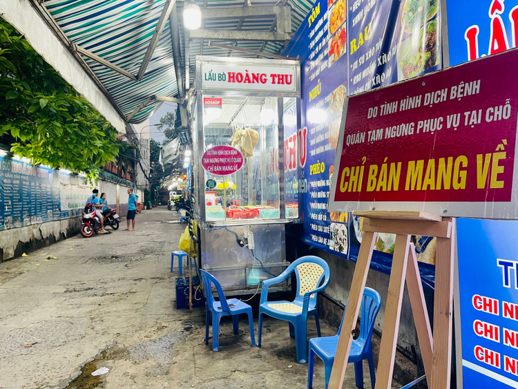 TP.HCM cho phép các quán ăn được phép bán mang về /// Vũ Phượng