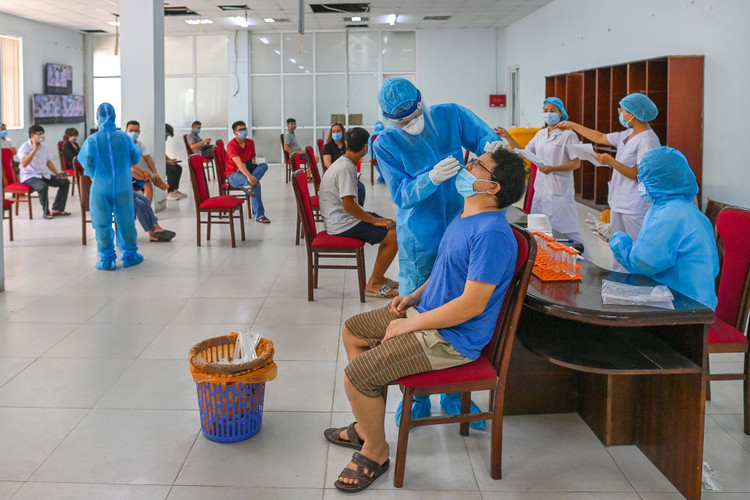 Xet nghiem Covid-19 nguoi dan tro ve tu TP.HCM anh 6