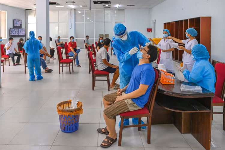 Xet nghiem Covid-19 nguoi dan tro ve tu TP.HCM anh 6