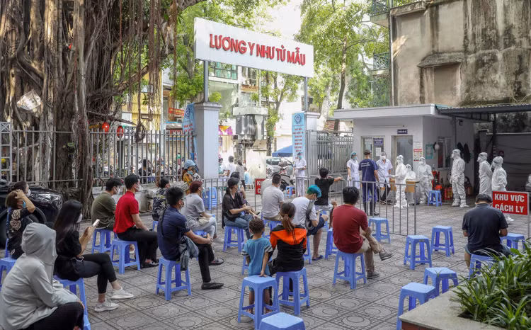 Xet nghiem Covid-19 nguoi dan tro ve tu TP.HCM anh 2