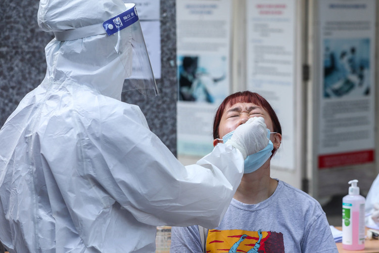 Xet nghiem Covid-19 nguoi dan tro ve tu TP.HCM anh 3