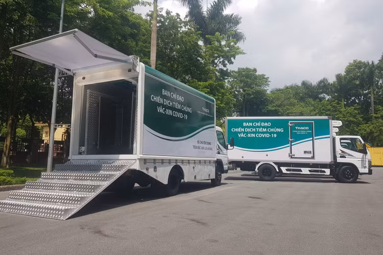 Tiep nhan 126 oto van chuyen vaccine anh 1