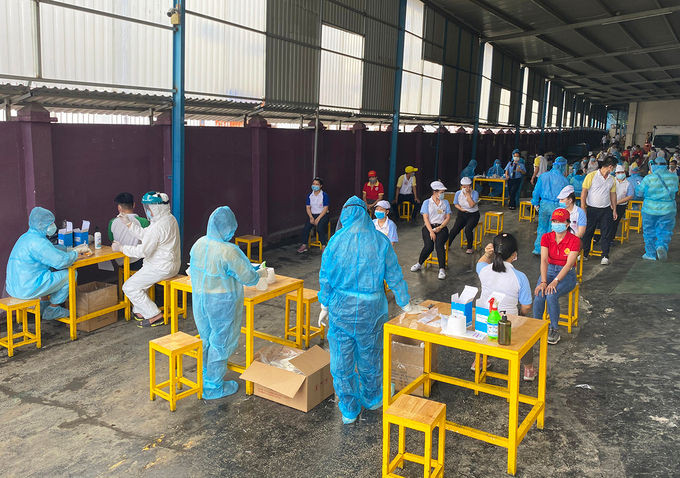 Một doanh nghiệp ở Khu chế xuất Tân Thuận xét nghiệm Covid-19 cho công nhân, tháng 6/2021. Ảnh: An Phương.