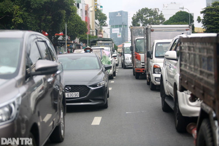 Xe cộ ùn ùn chờ khai báo di biến động dân cư tại chốt kiểm soát ở Sài Gòn - 14