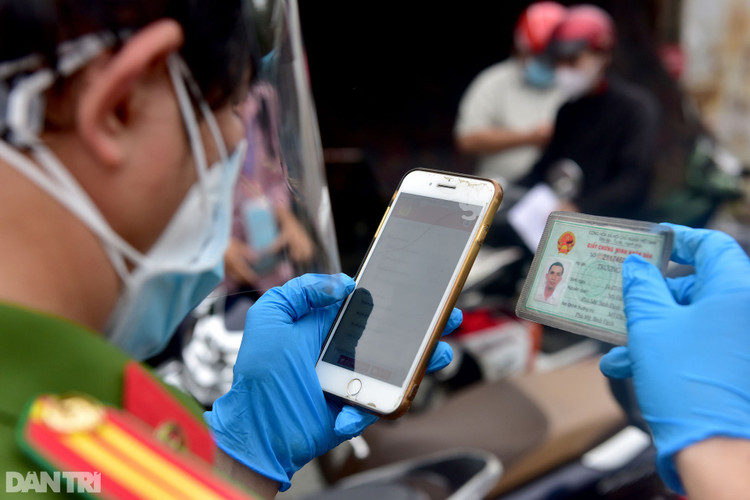 Xe cộ ùn ùn chờ khai báo di biến động dân cư tại chốt kiểm soát ở Sài Gòn - 9